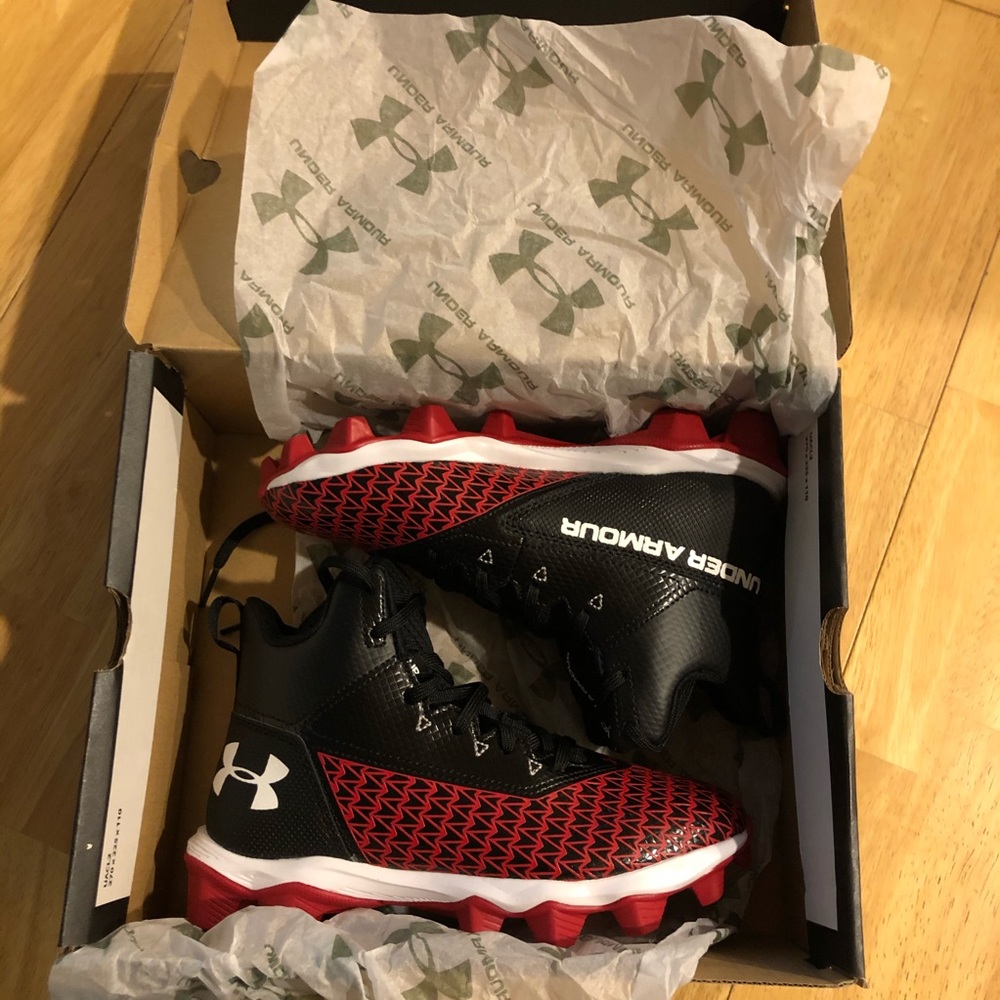 NEW in box Under Armour Hammer red & black cleats